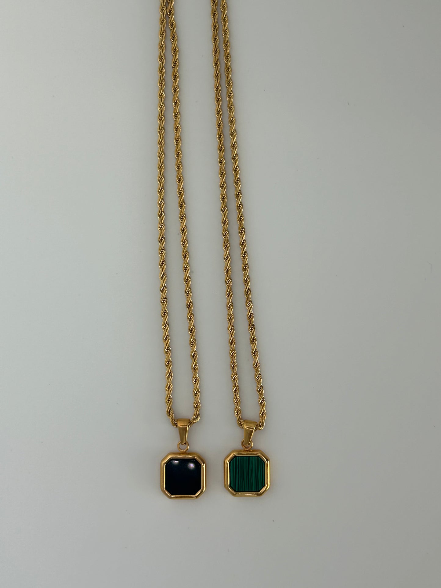 Medallon Pendant Necklace
