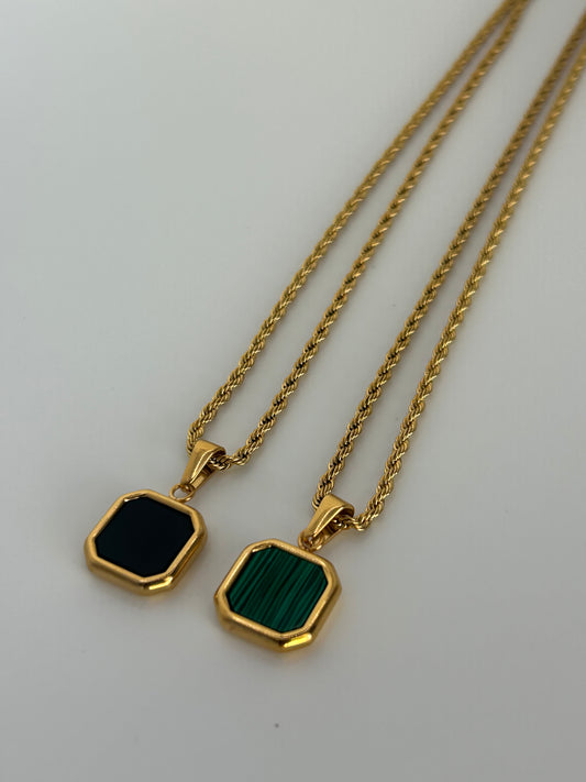 Medallon Pendant Necklace